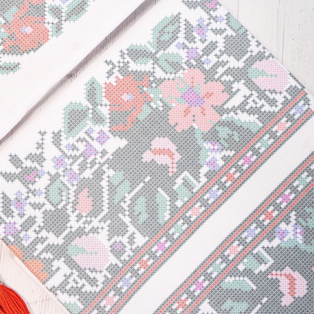 haftowane motywy w pastelowych kolorach